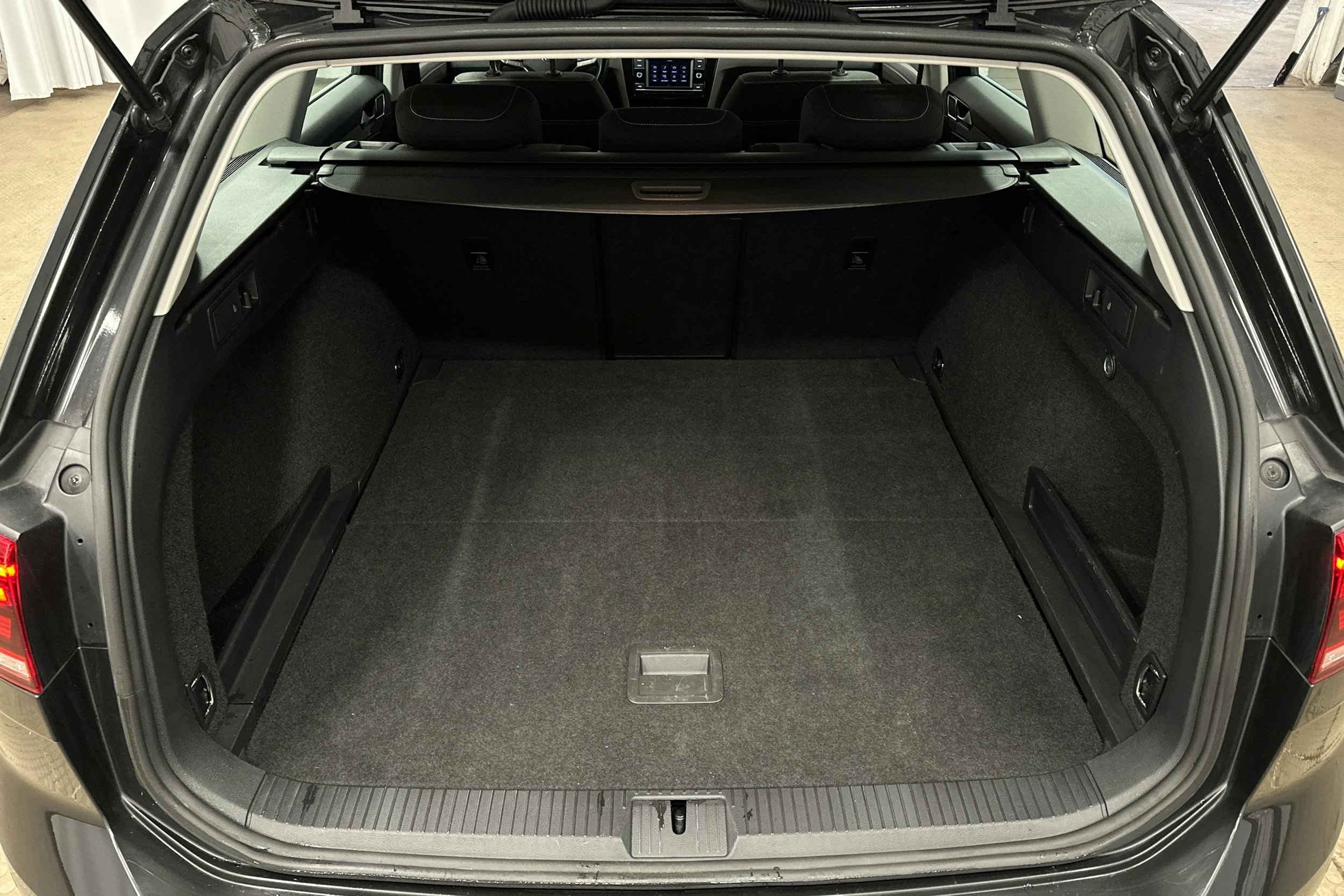 harmaa Volkswagen Passat 2024 kuva 14.