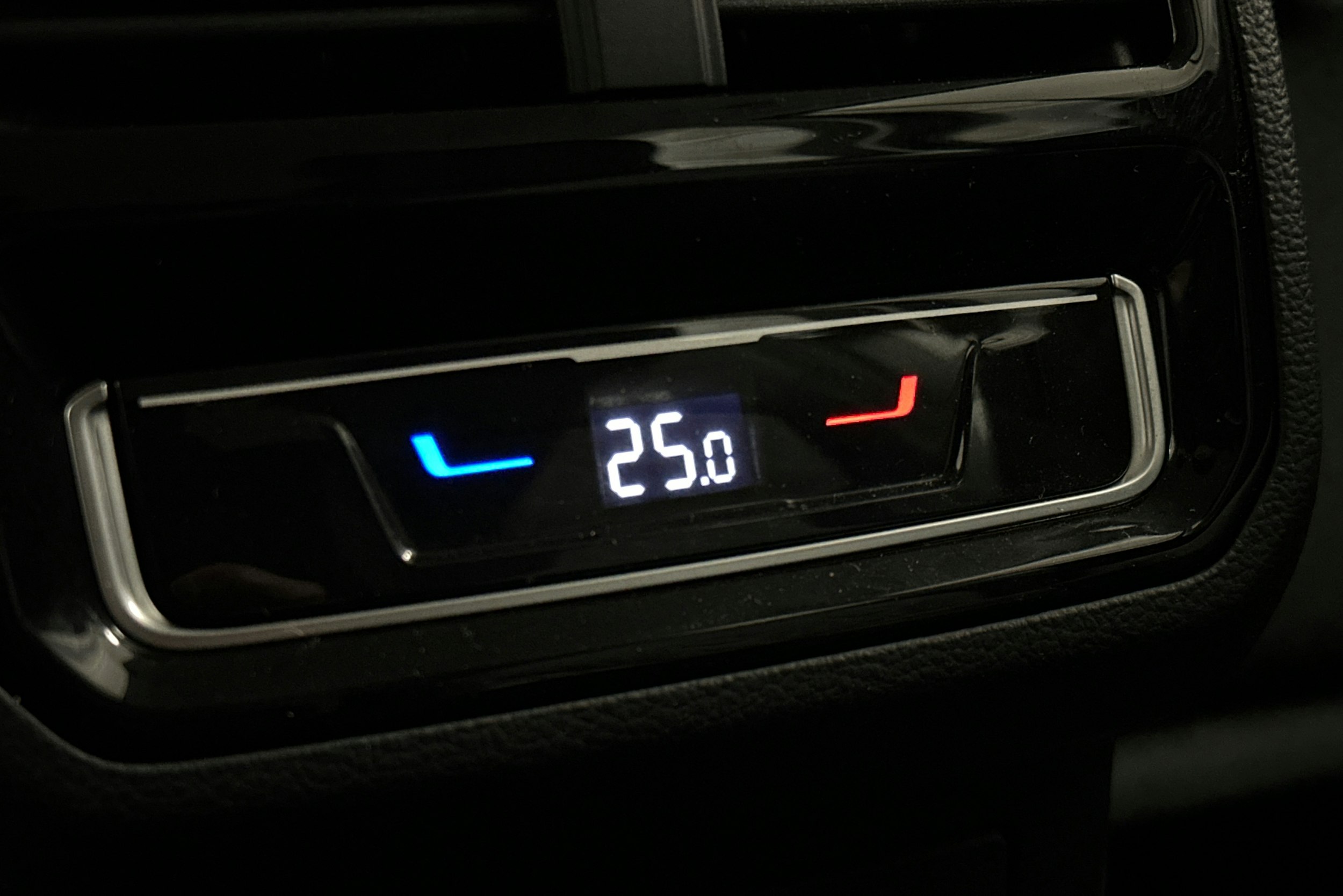 harmaa Volkswagen Passat 2024 kuva 15.