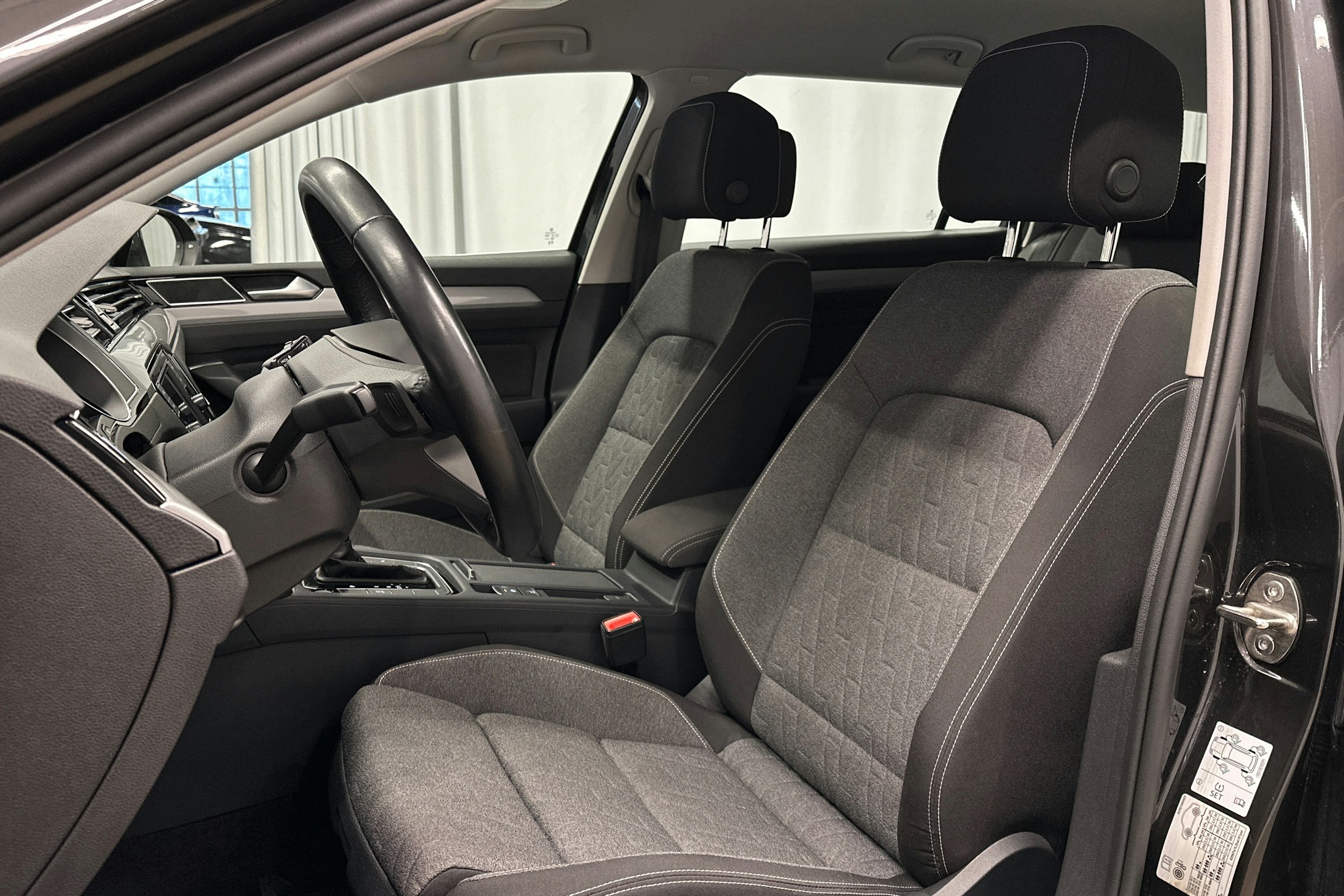 harmaa Volkswagen Passat 2024 kuva 16.