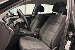 harmaa Volkswagen Passat 2024 kuva 16.