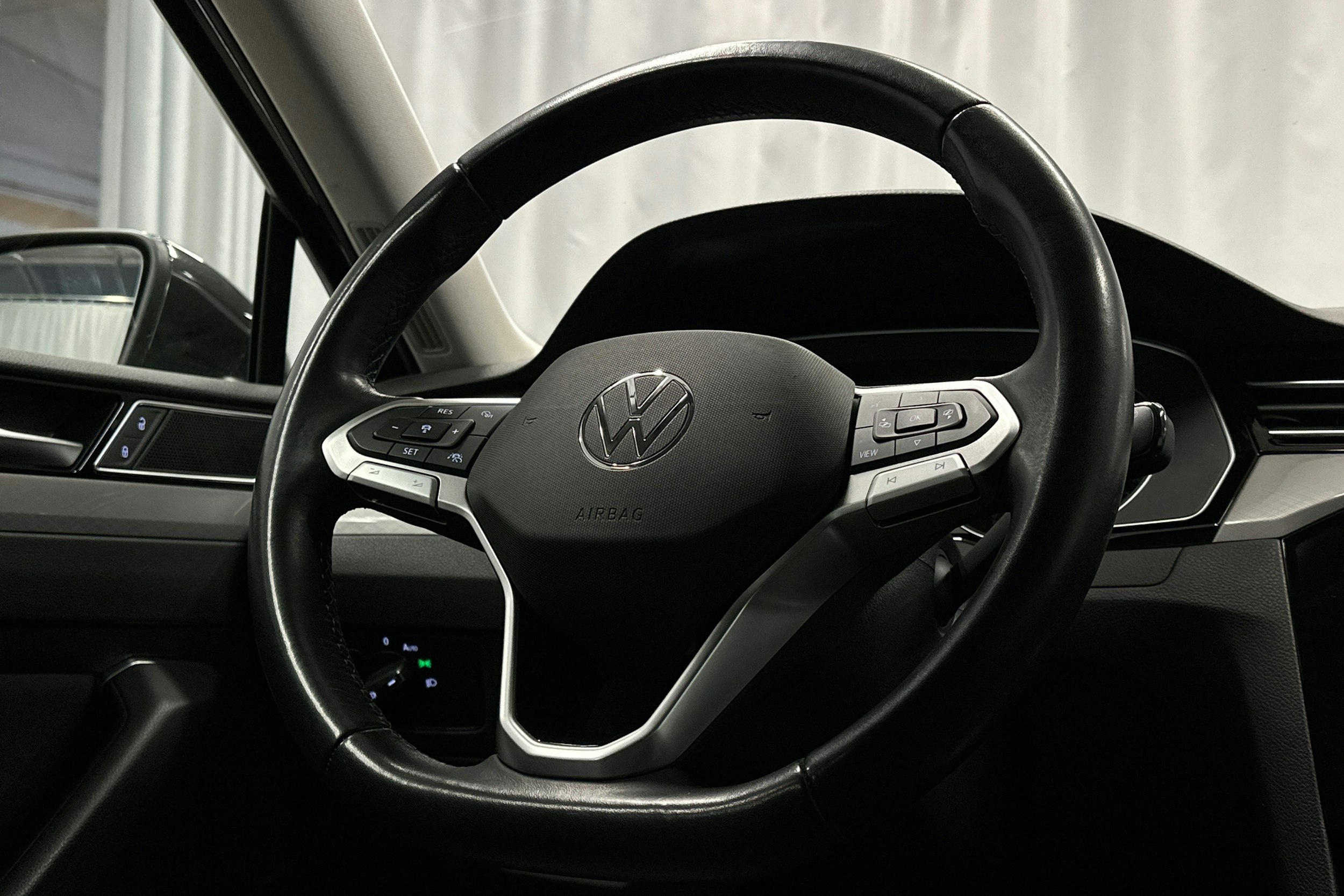 harmaa Volkswagen Passat 2024 kuva 17.