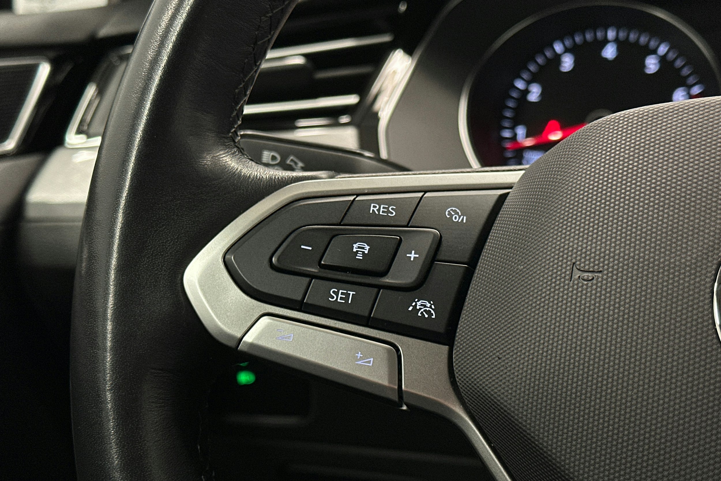 harmaa Volkswagen Passat 2024 kuva 18.