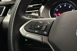 harmaa Volkswagen Passat 2024 kuva 18.