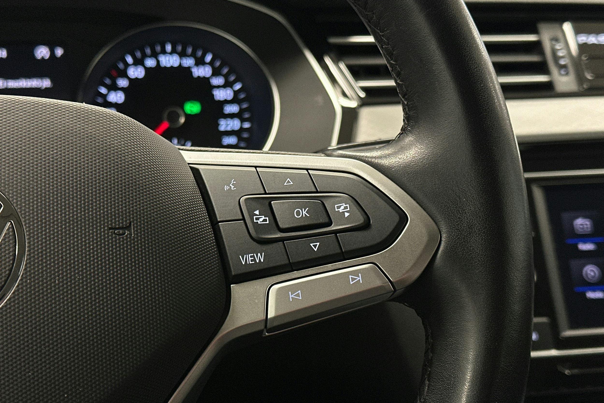 harmaa Volkswagen Passat 2024 kuva 19.