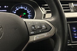 harmaa Volkswagen Passat 2024 kuva 19.