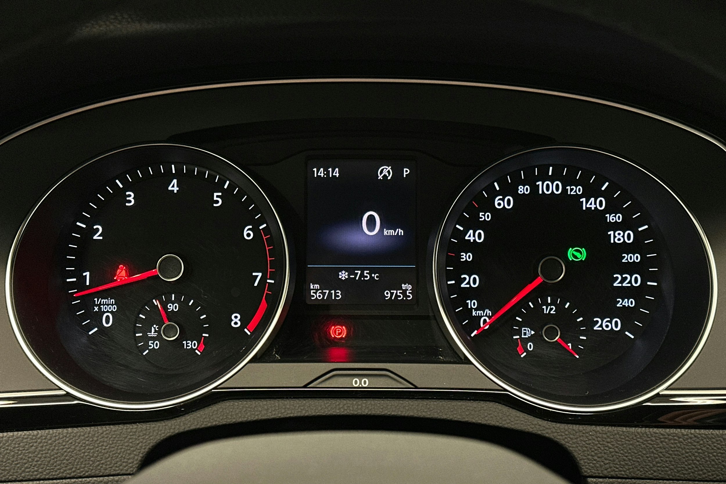 harmaa Volkswagen Passat 2024 kuva 20.