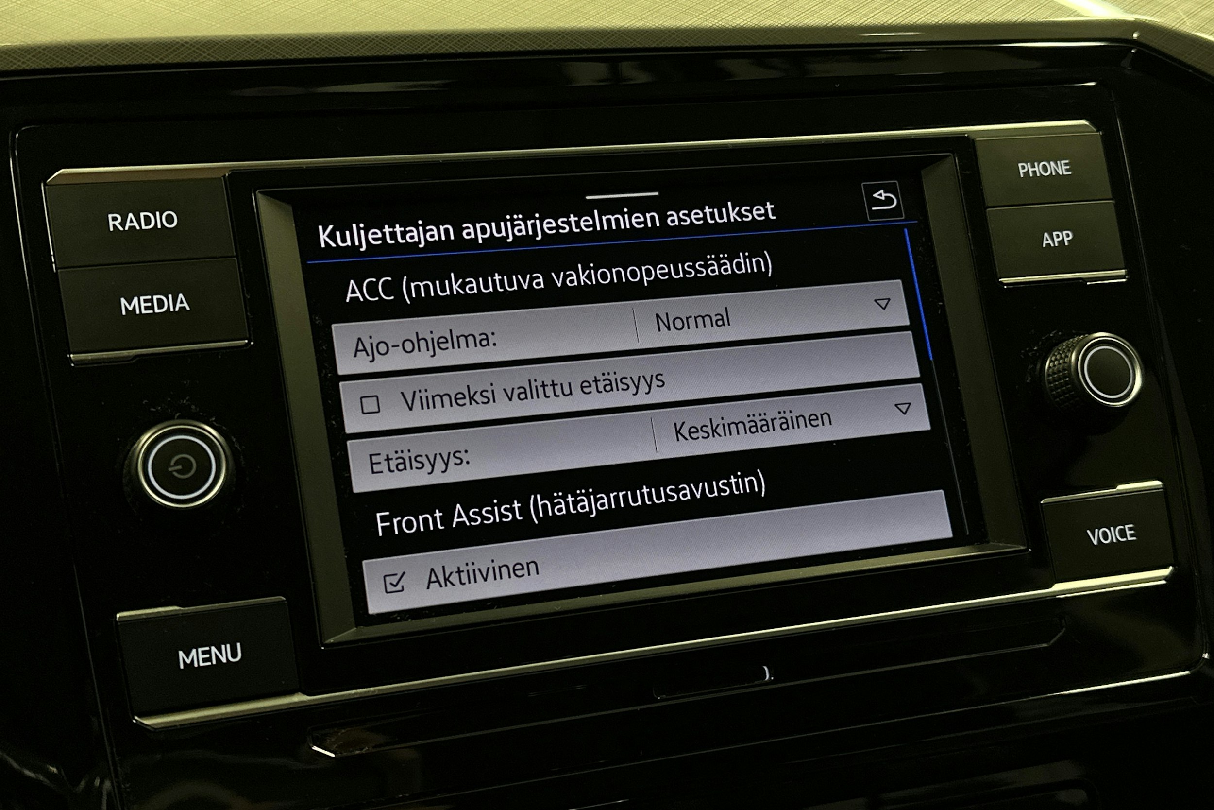 harmaa Volkswagen Passat 2024 kuva 21.