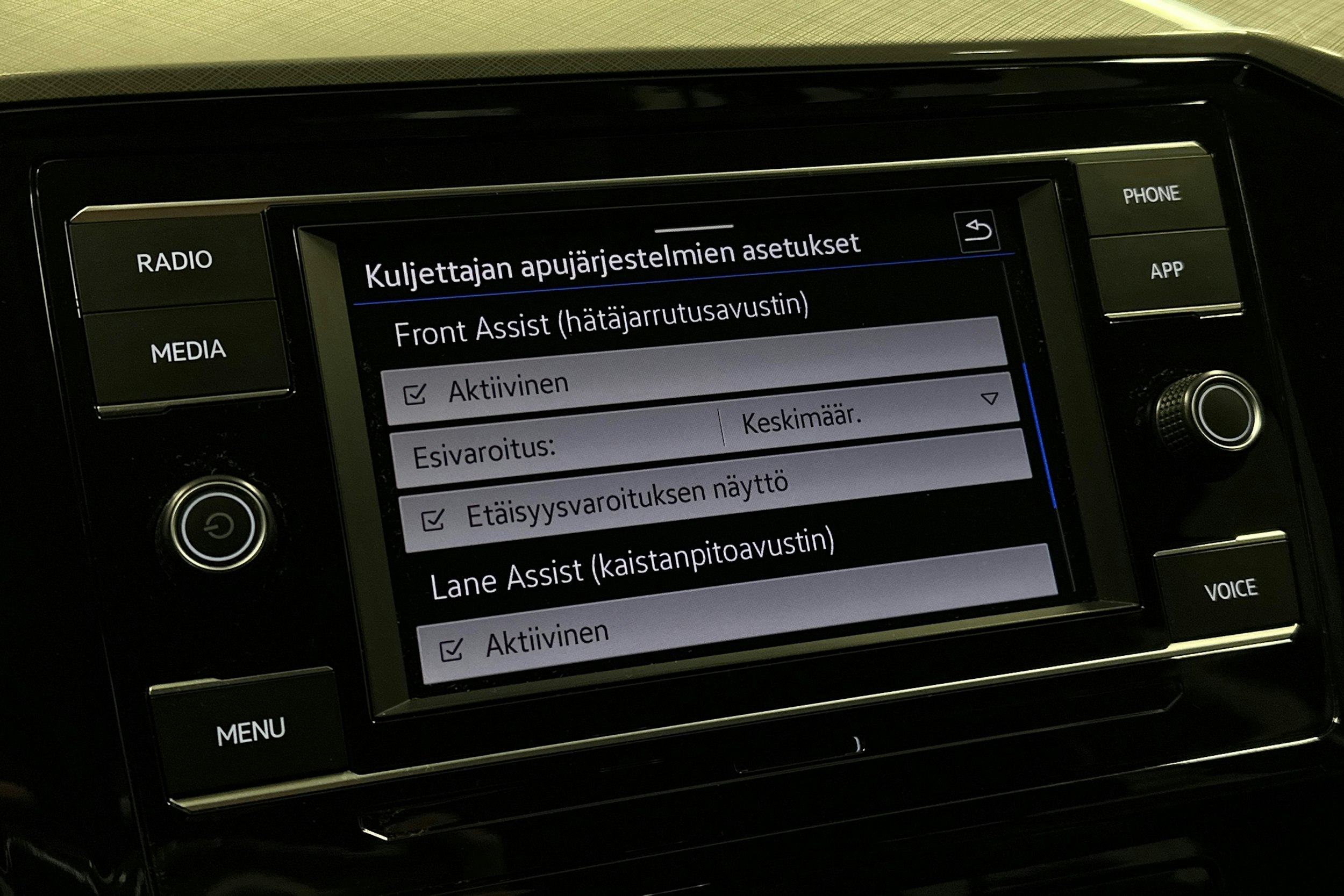 harmaa Volkswagen Passat 2024 kuva 22.