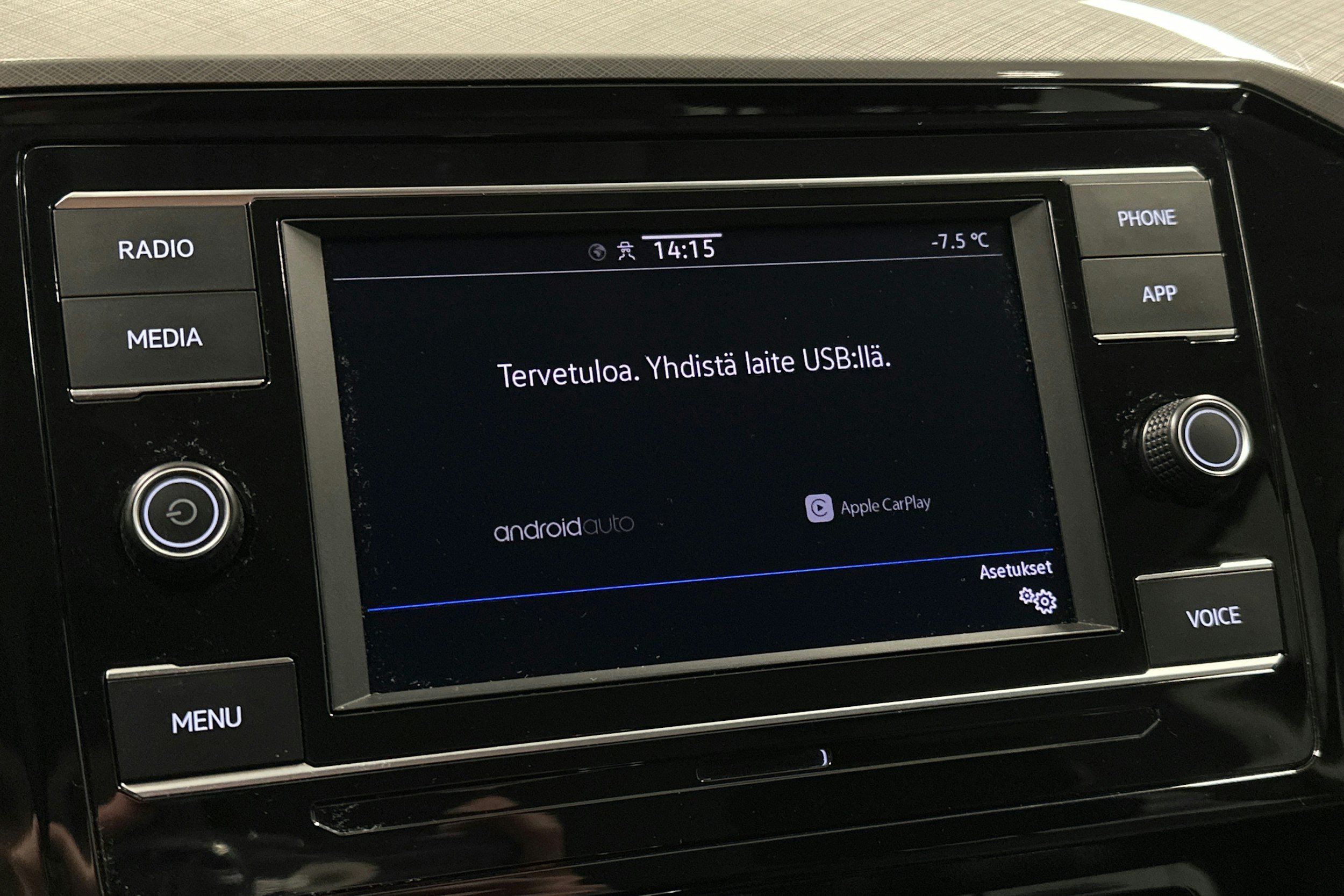 harmaa Volkswagen Passat 2024 kuva 24.