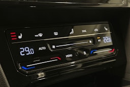 harmaa Volkswagen Passat 2024 kuva 27.