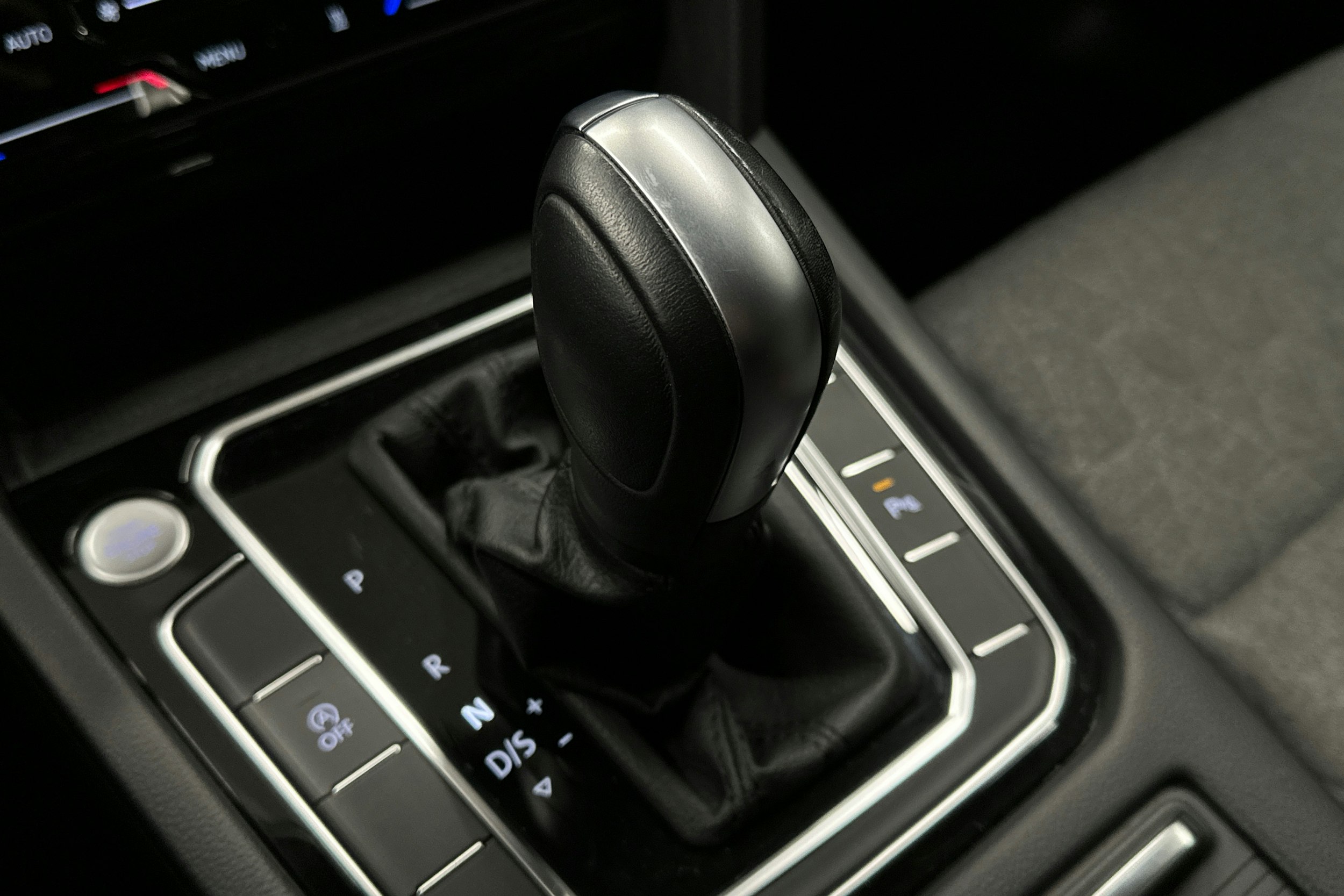 harmaa Volkswagen Passat 2024 kuva 28.