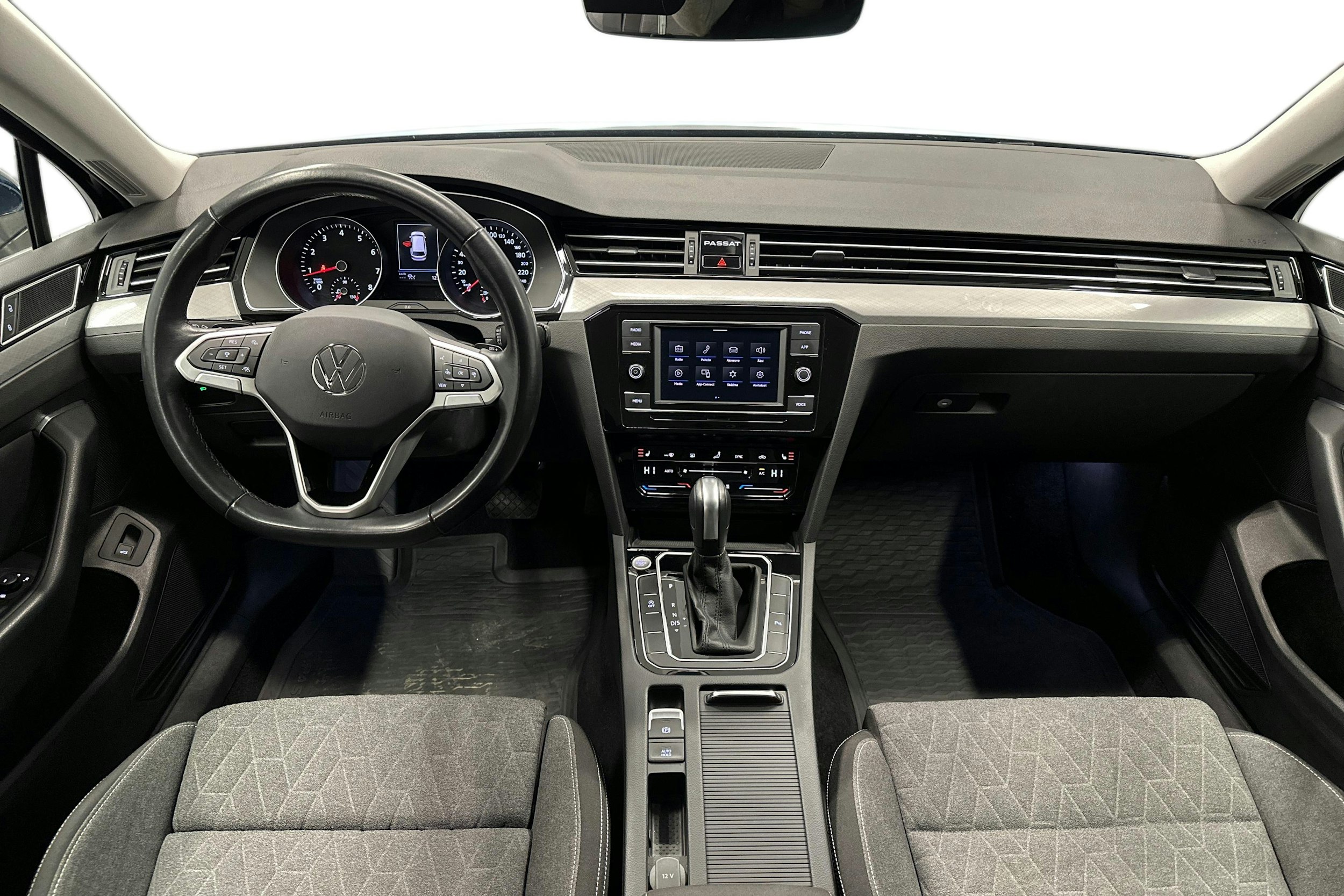 sininen Volkswagen Passat 2024 kuva 9.