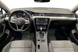 sininen Volkswagen Passat 2024 kuva 9.