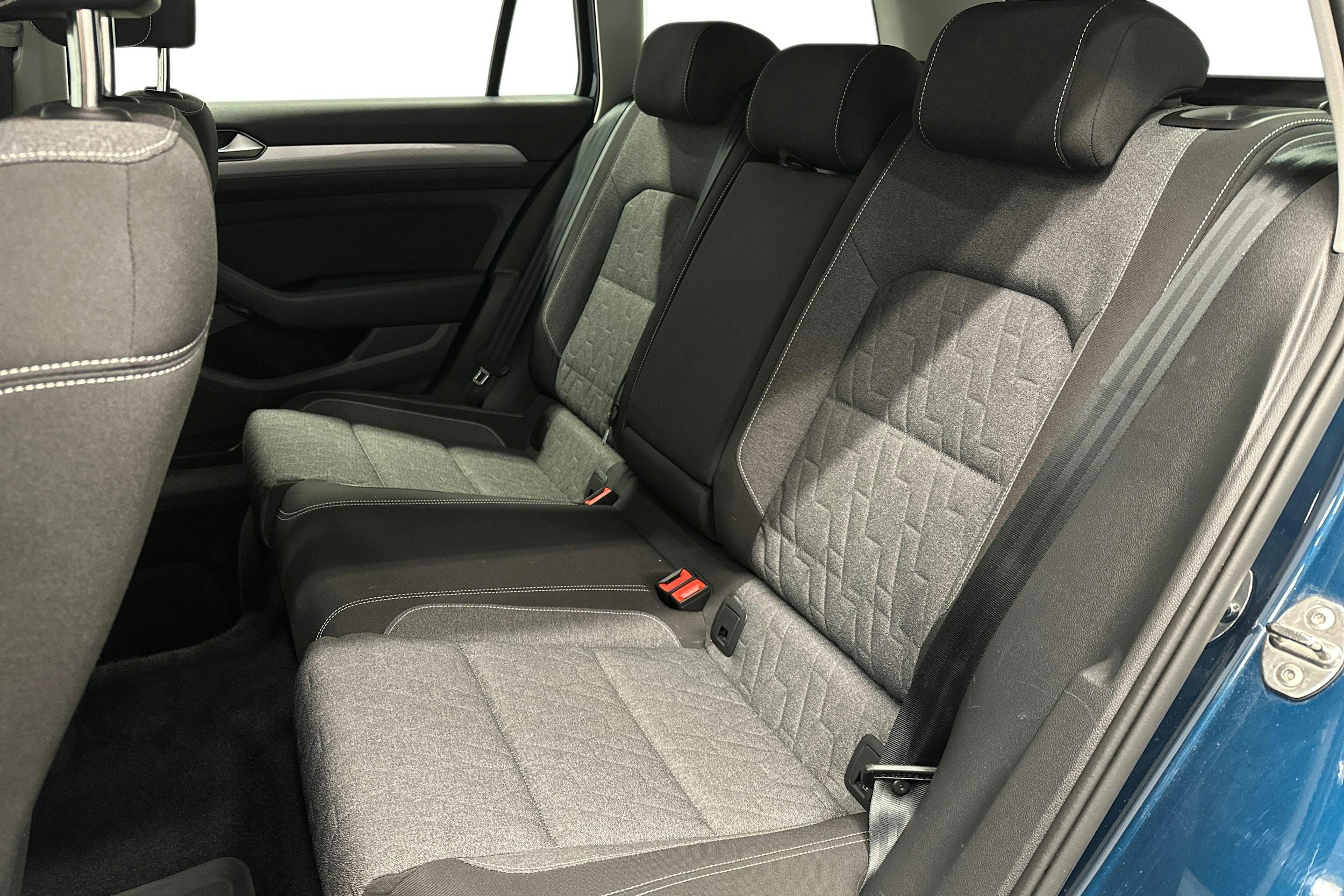 sininen Volkswagen Passat 2024 kuva 10.