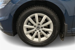 sininen Volkswagen Passat 2024 kuva 11.