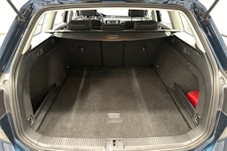 sininen Volkswagen Passat 2024 kuva 14.
