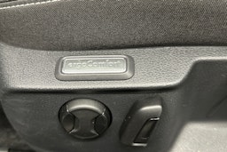 sininen Volkswagen Passat 2024 kuva 16.