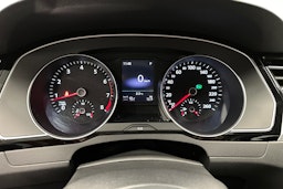 sininen Volkswagen Passat 2024 kuva 17.