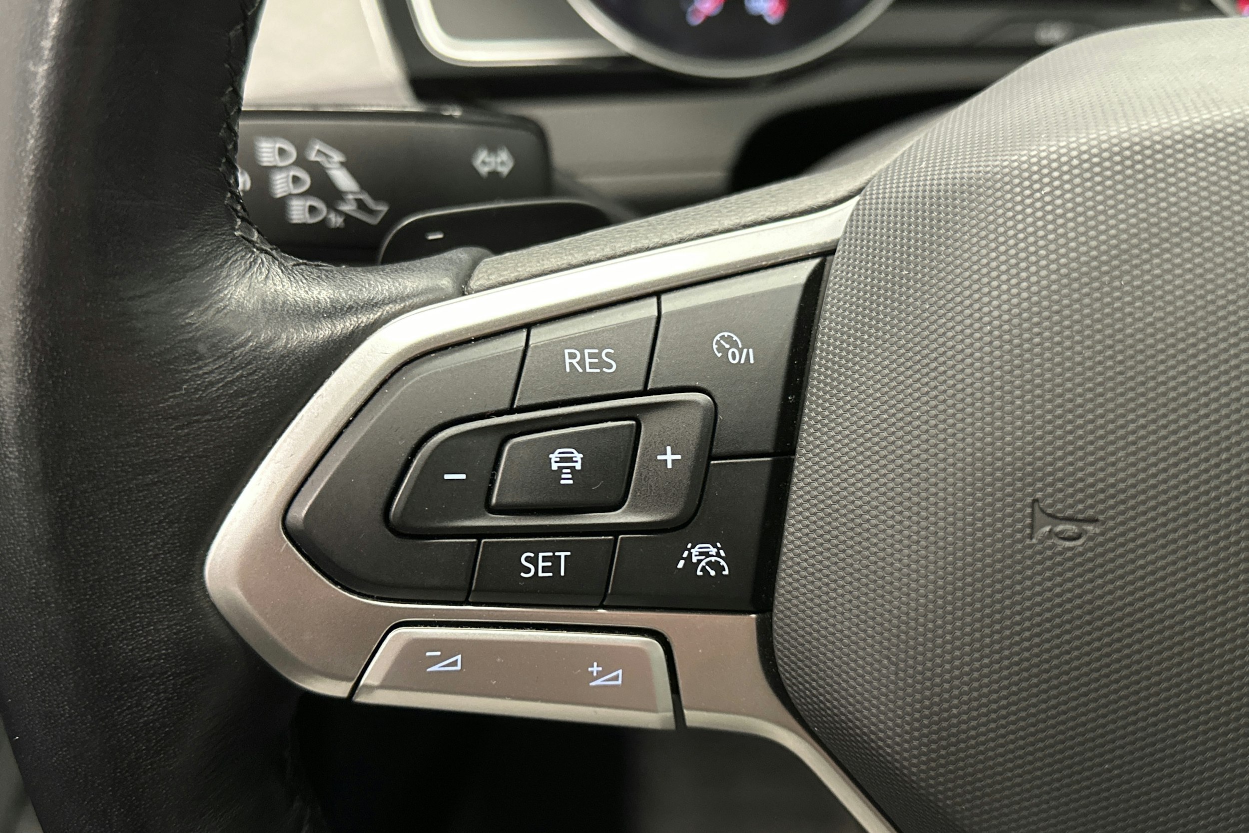 sininen Volkswagen Passat 2024 kuva 18.