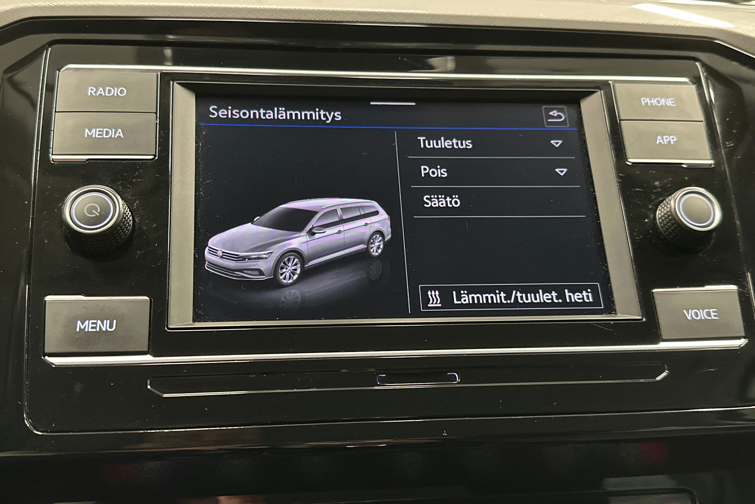 sininen Volkswagen Passat 2024 kuva 21.