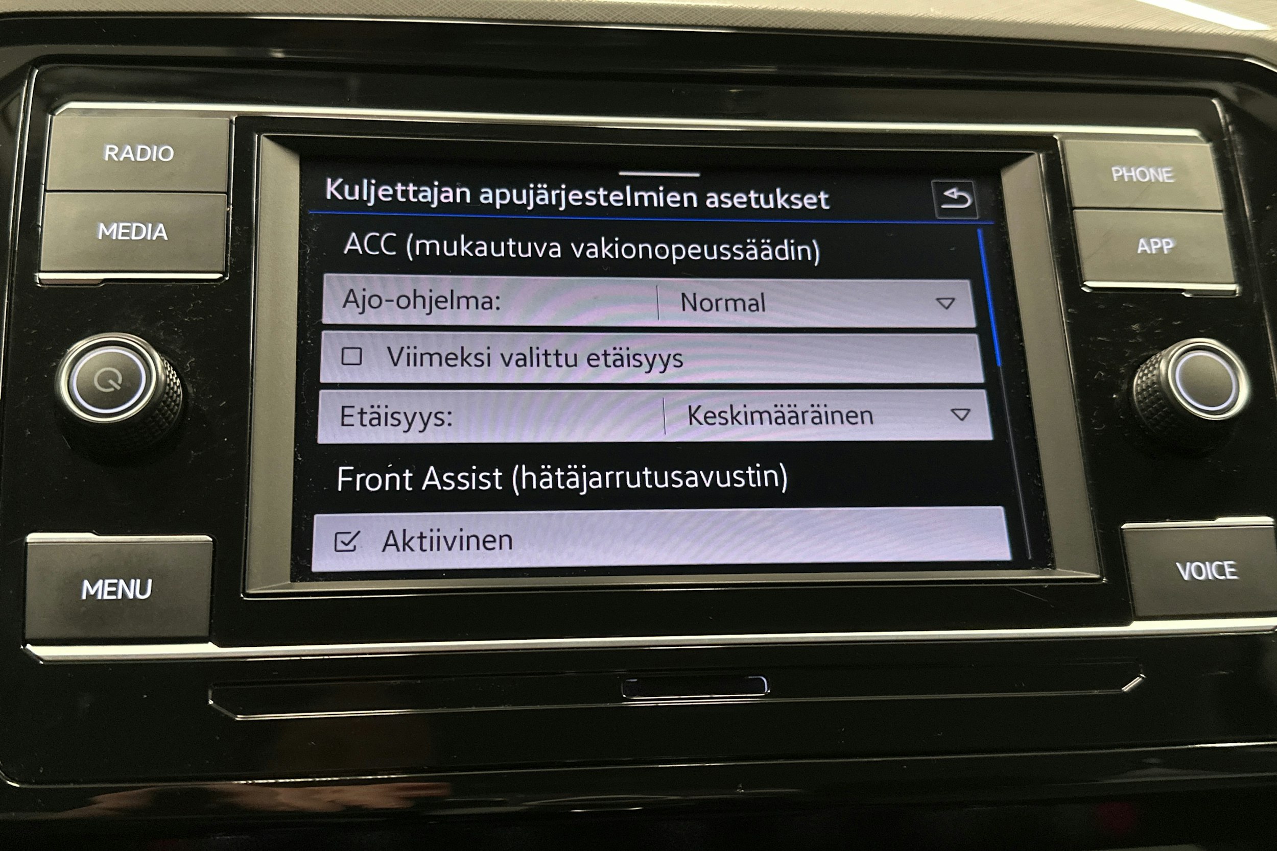 sininen Volkswagen Passat 2024 kuva 23.