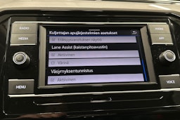 sininen Volkswagen Passat 2024 kuva 24.