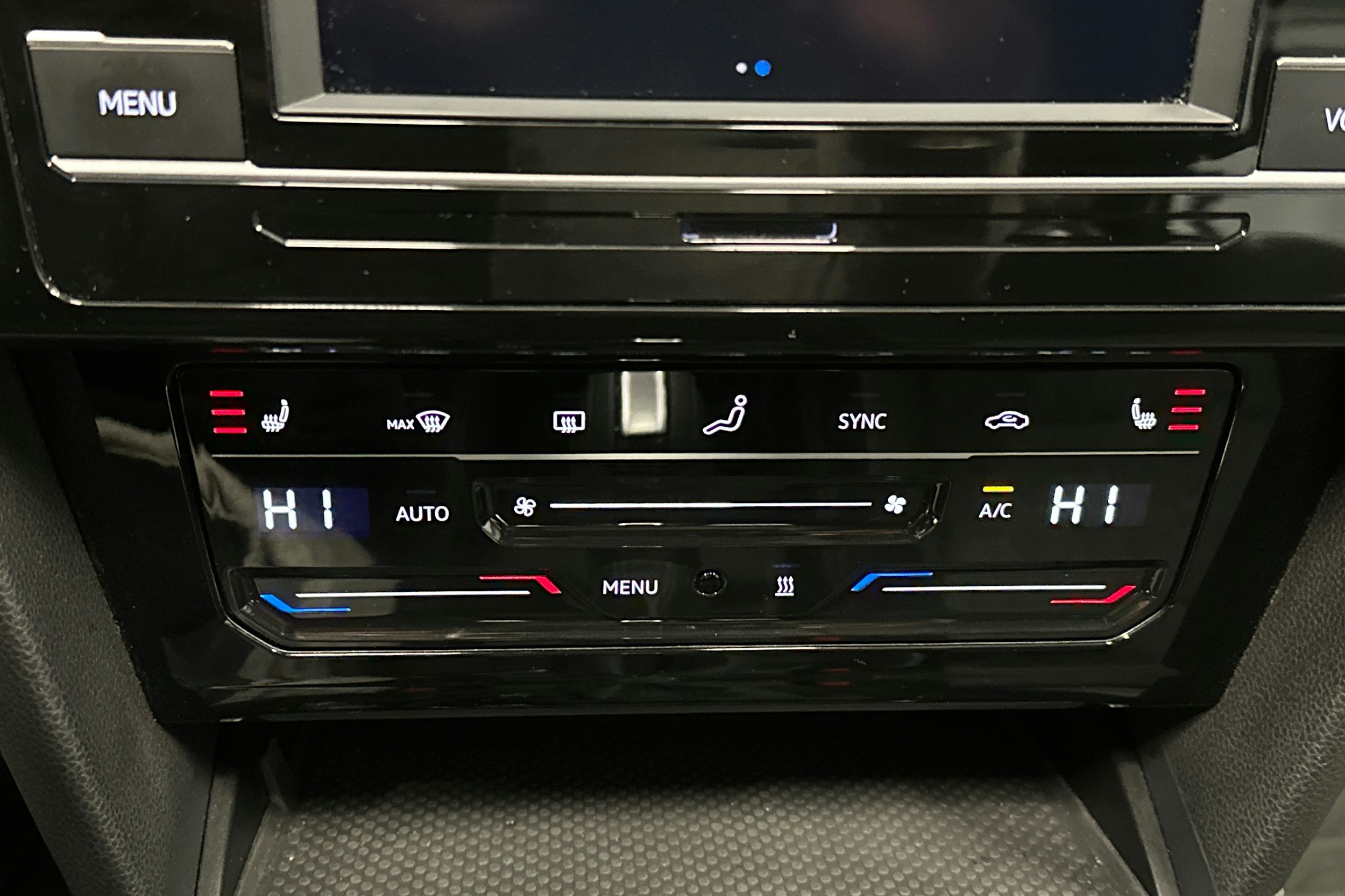 sininen Volkswagen Passat 2024 kuva 26.