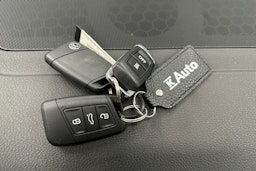 sininen Volkswagen Passat 2024 kuva 27.