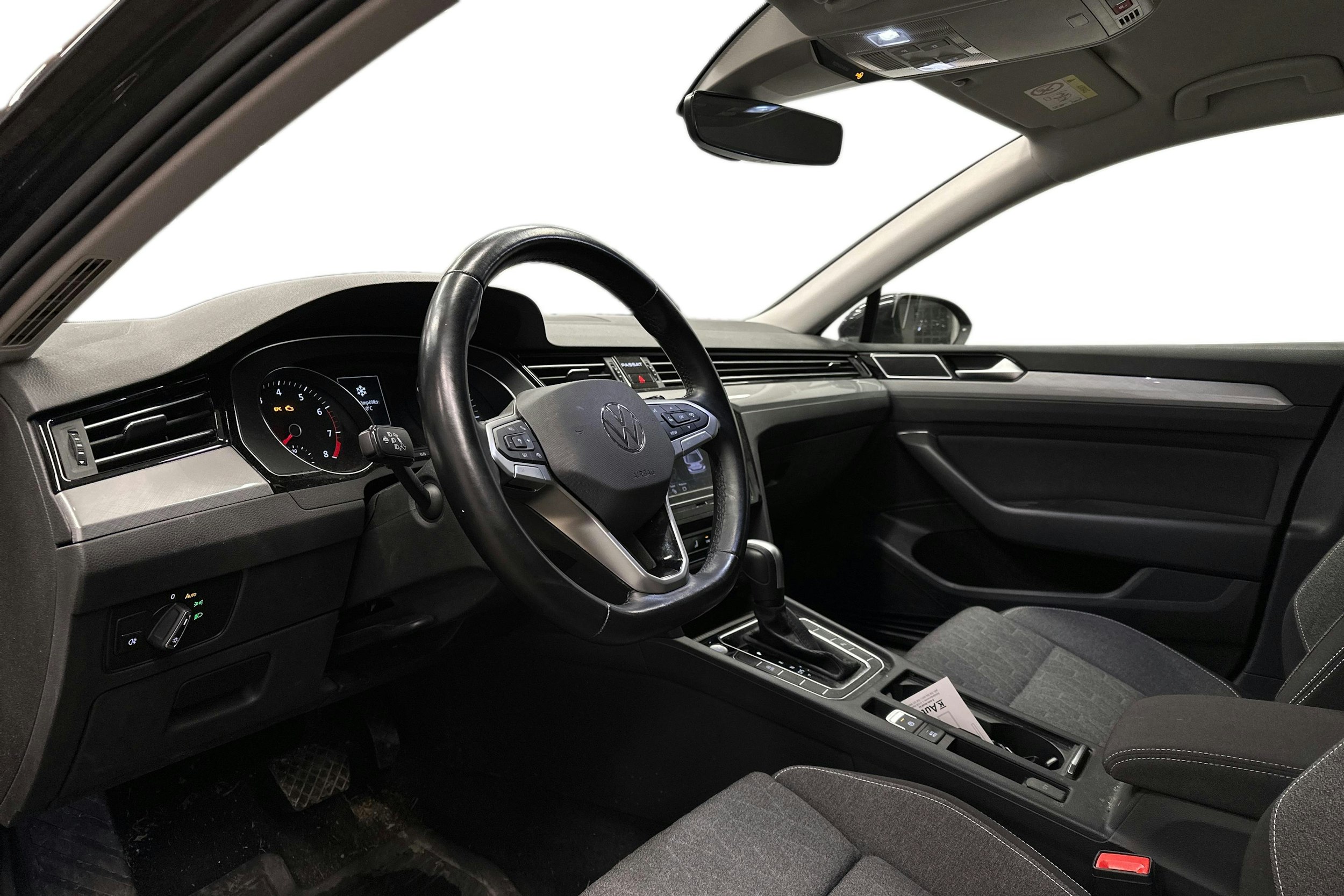 harmaa Volkswagen Passat 2024 kuva 3.