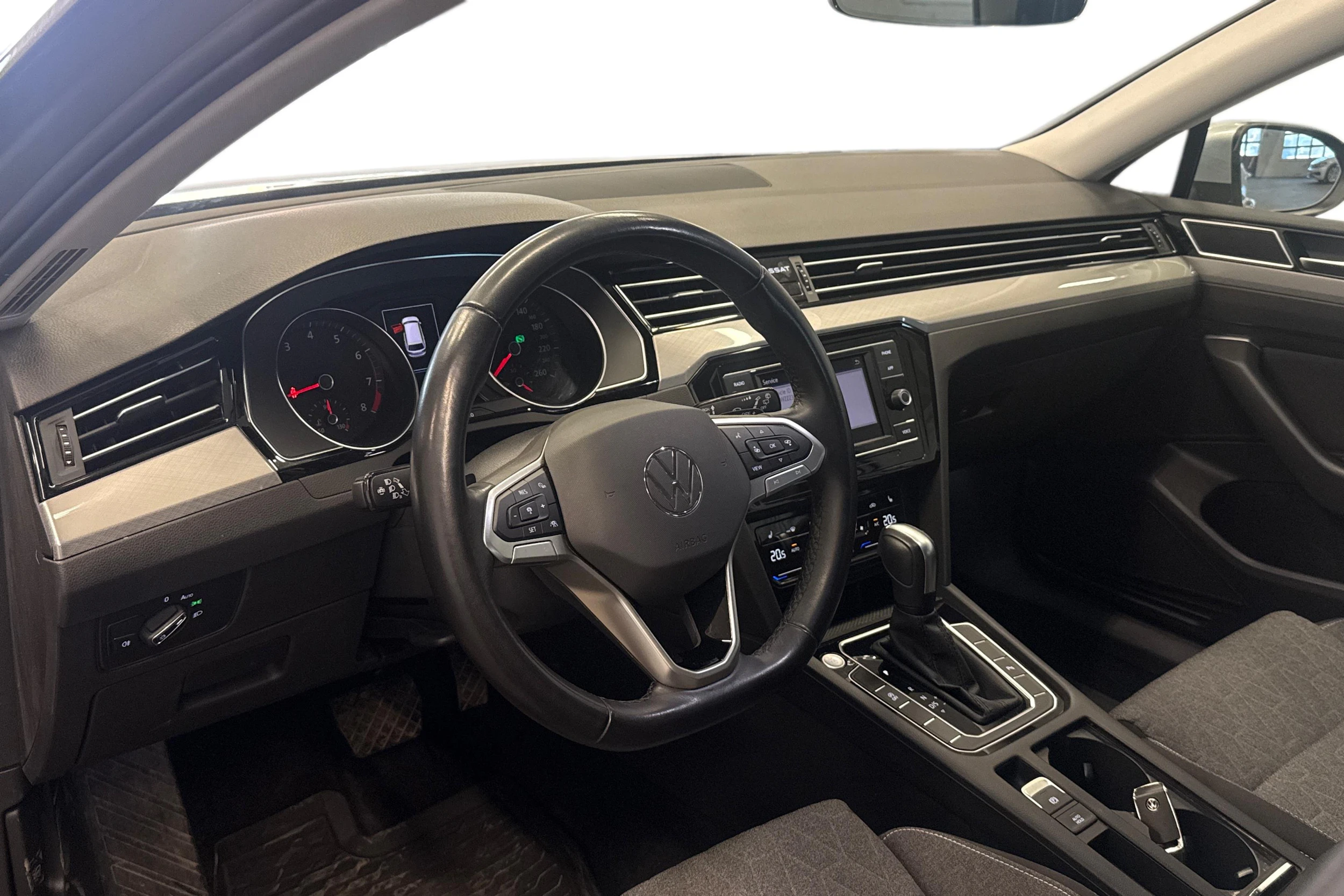 harmaa Volkswagen Passat 2024 kuva 3.