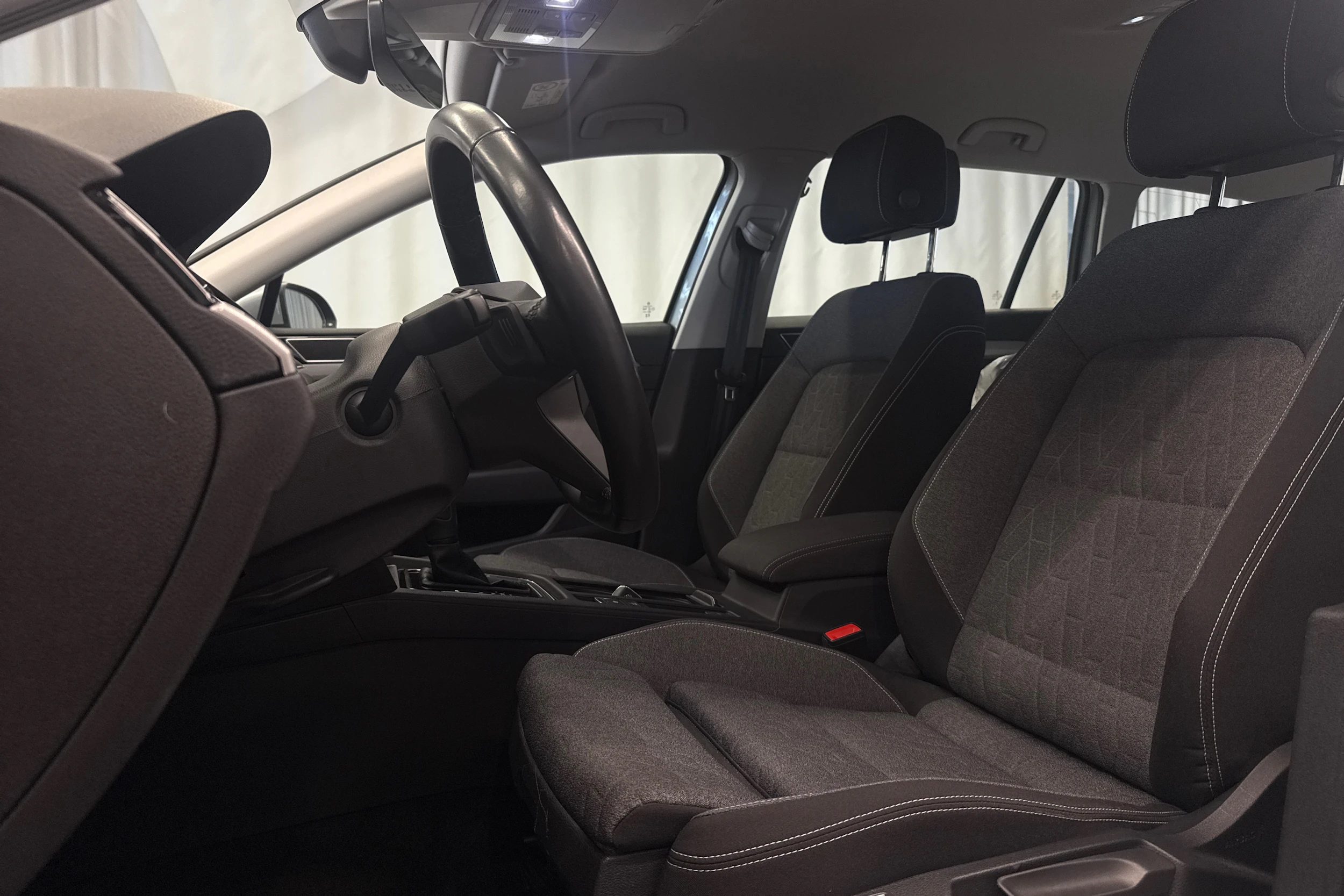 harmaa Volkswagen Passat 2024 kuva 4.