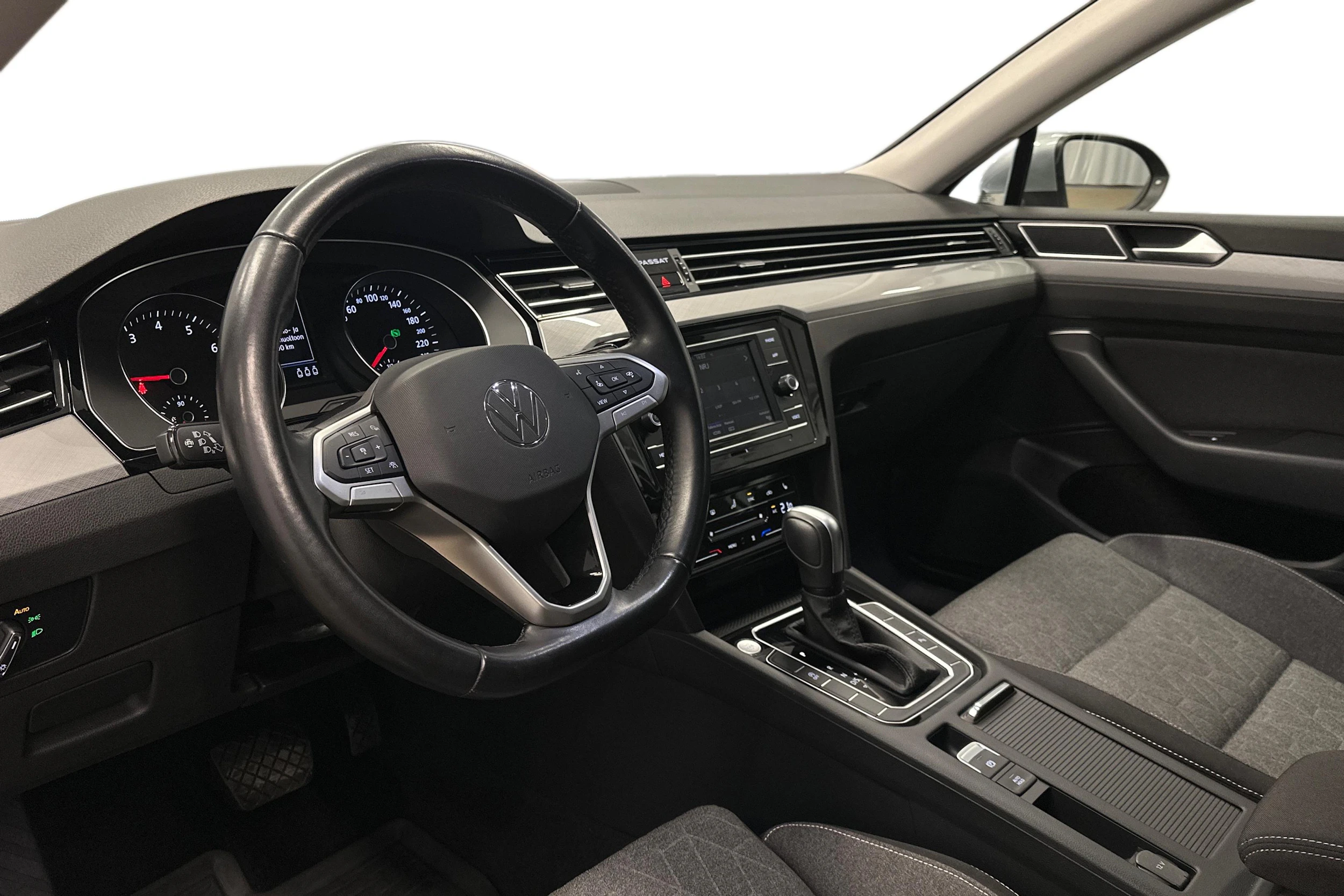 harmaa Volkswagen Passat 2024 kuva 8.