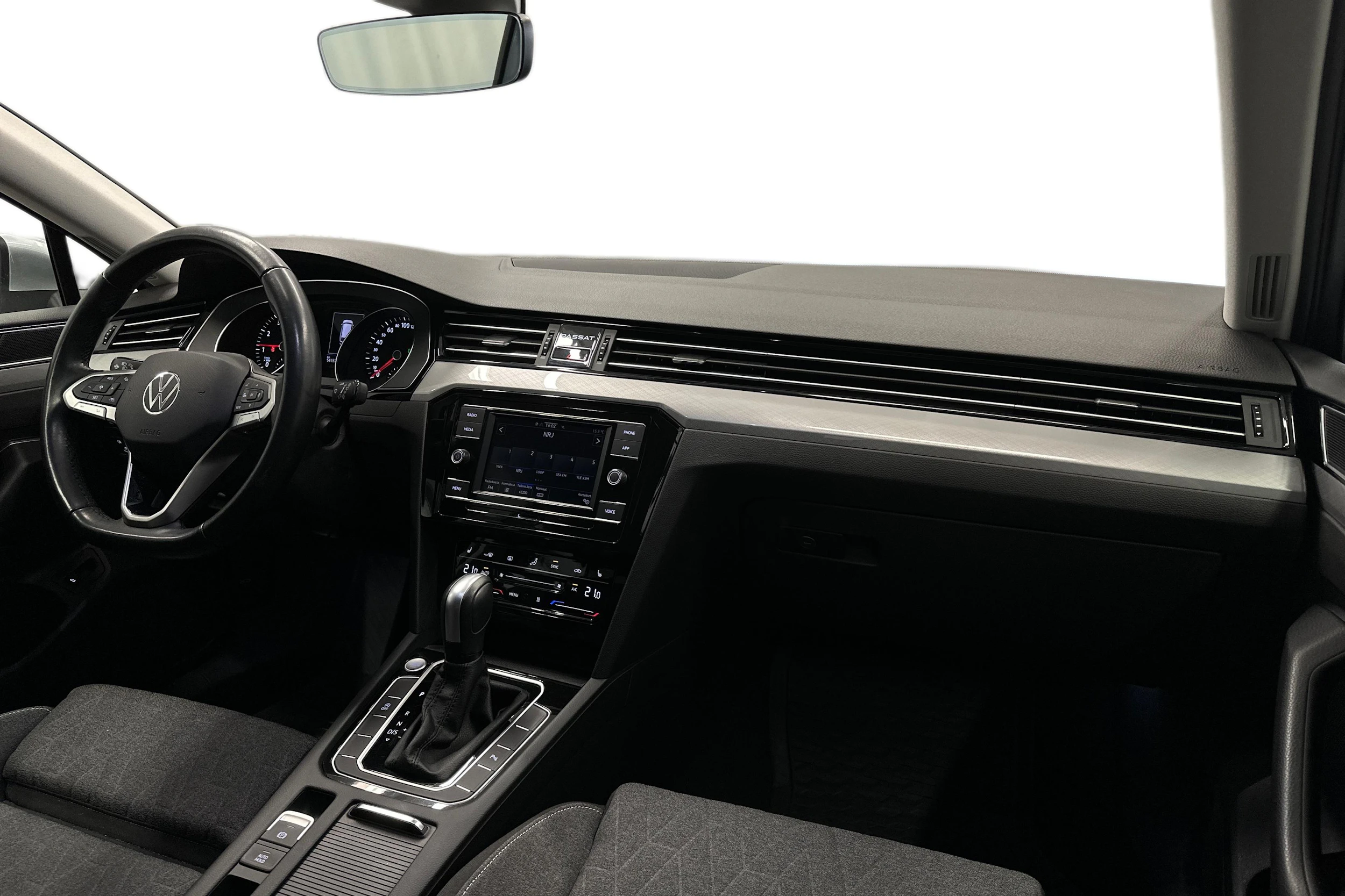 harmaa Volkswagen Passat 2024 kuva 9.
