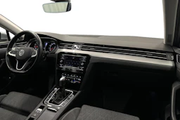 harmaa Volkswagen Passat 2024 kuva 9.