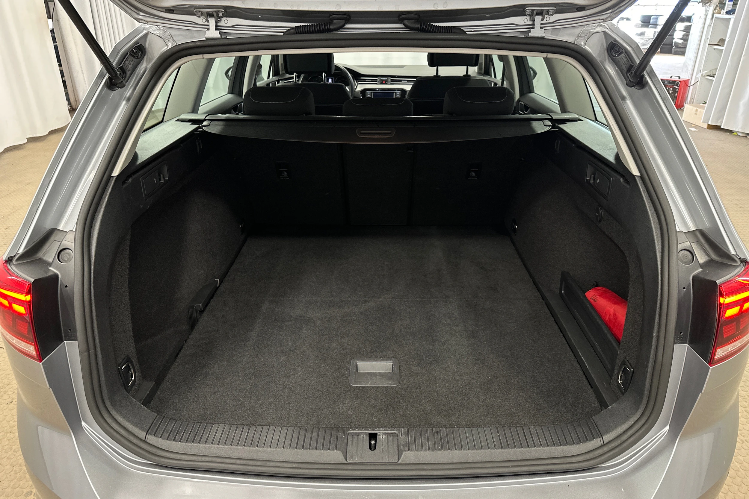harmaa Volkswagen Passat 2024 kuva 15.