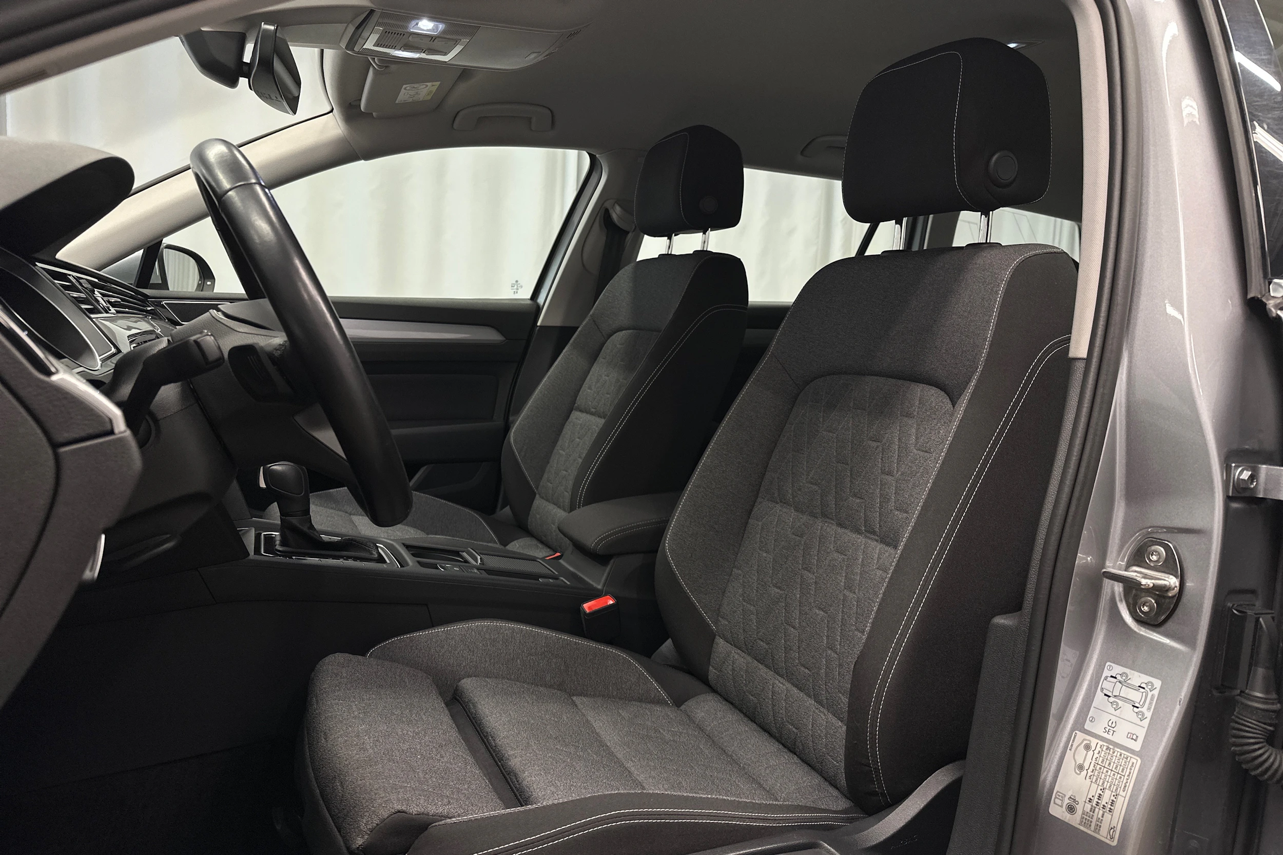 harmaa Volkswagen Passat 2024 kuva 16.