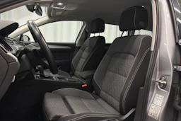 harmaa Volkswagen Passat 2024 kuva 16.