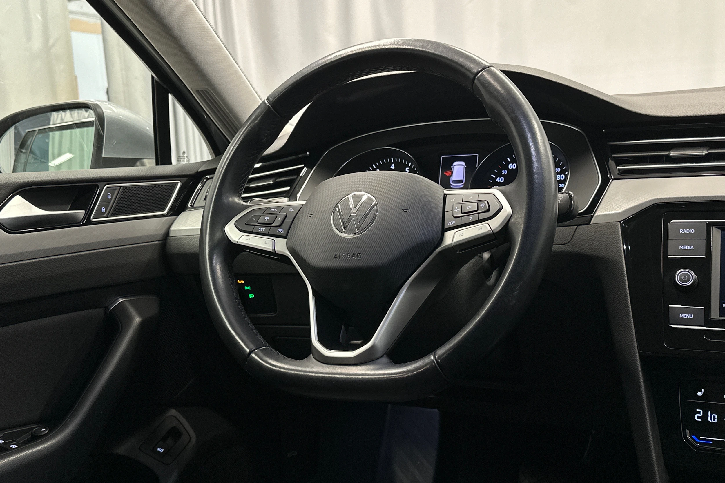 harmaa Volkswagen Passat 2024 kuva 18.