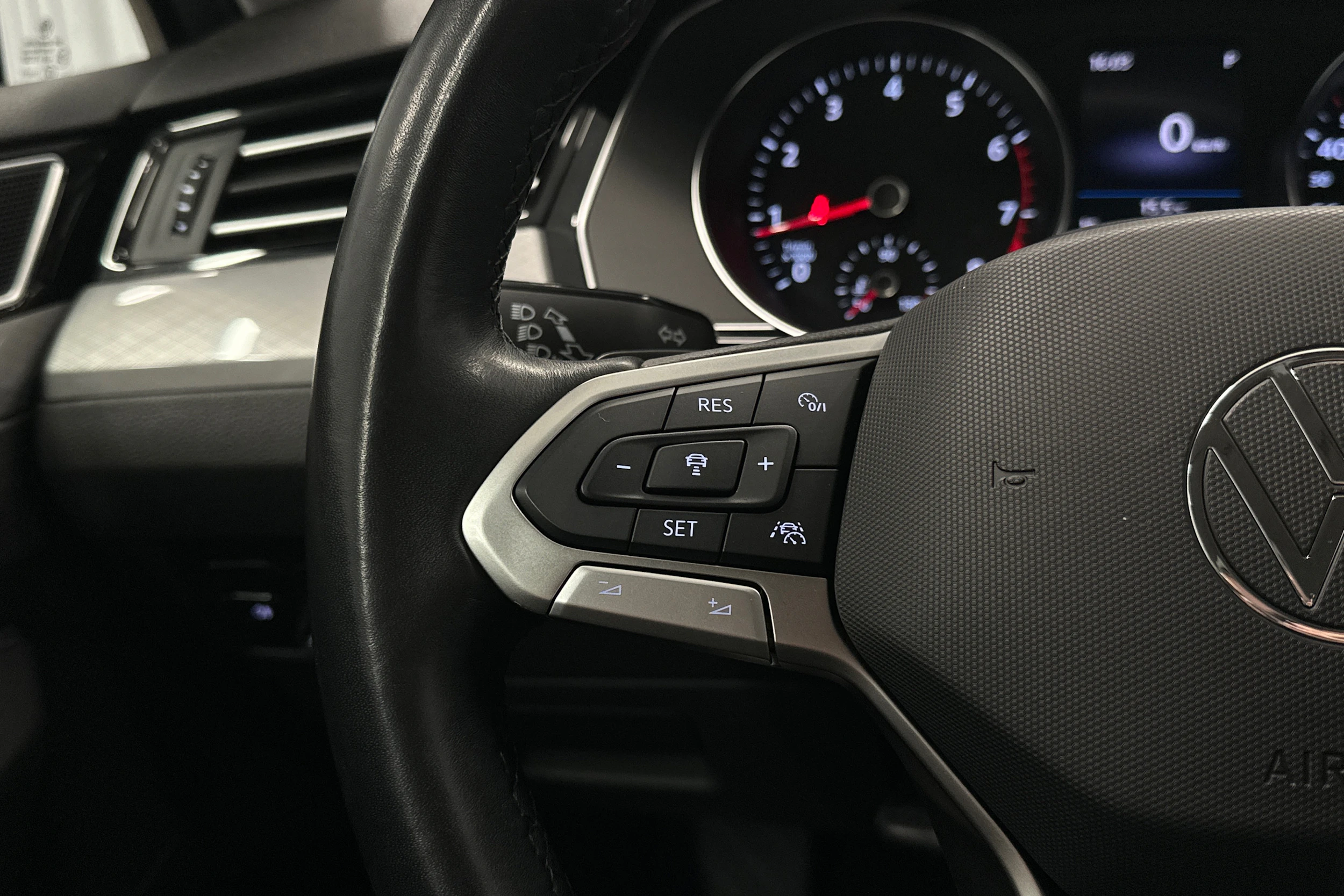 harmaa Volkswagen Passat 2024 kuva 19.