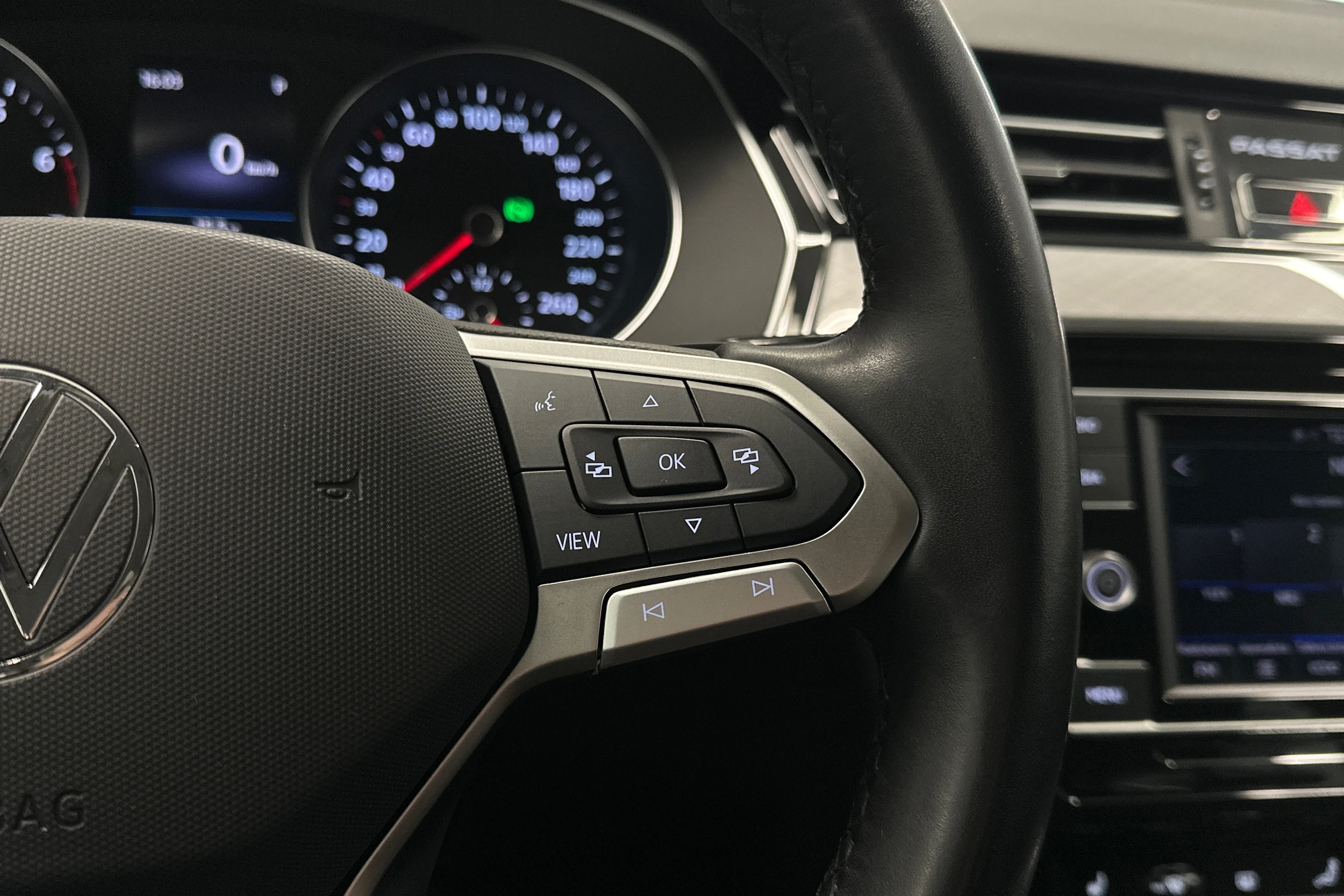 harmaa Volkswagen Passat 2024 kuva 20.