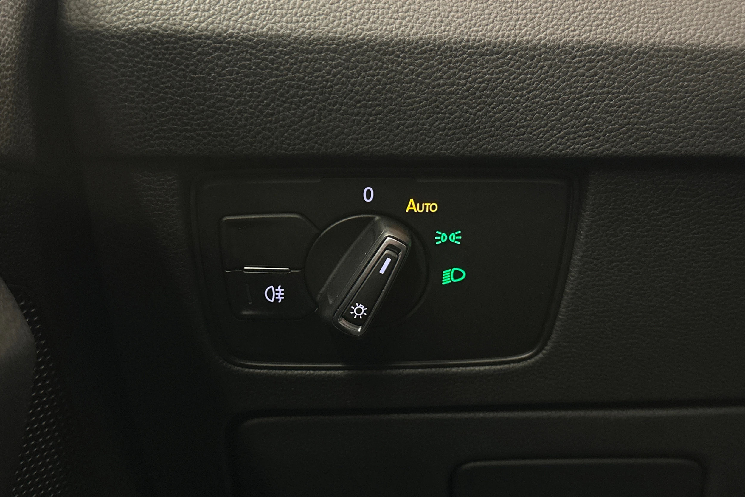 harmaa Volkswagen Passat 2024 kuva 21.