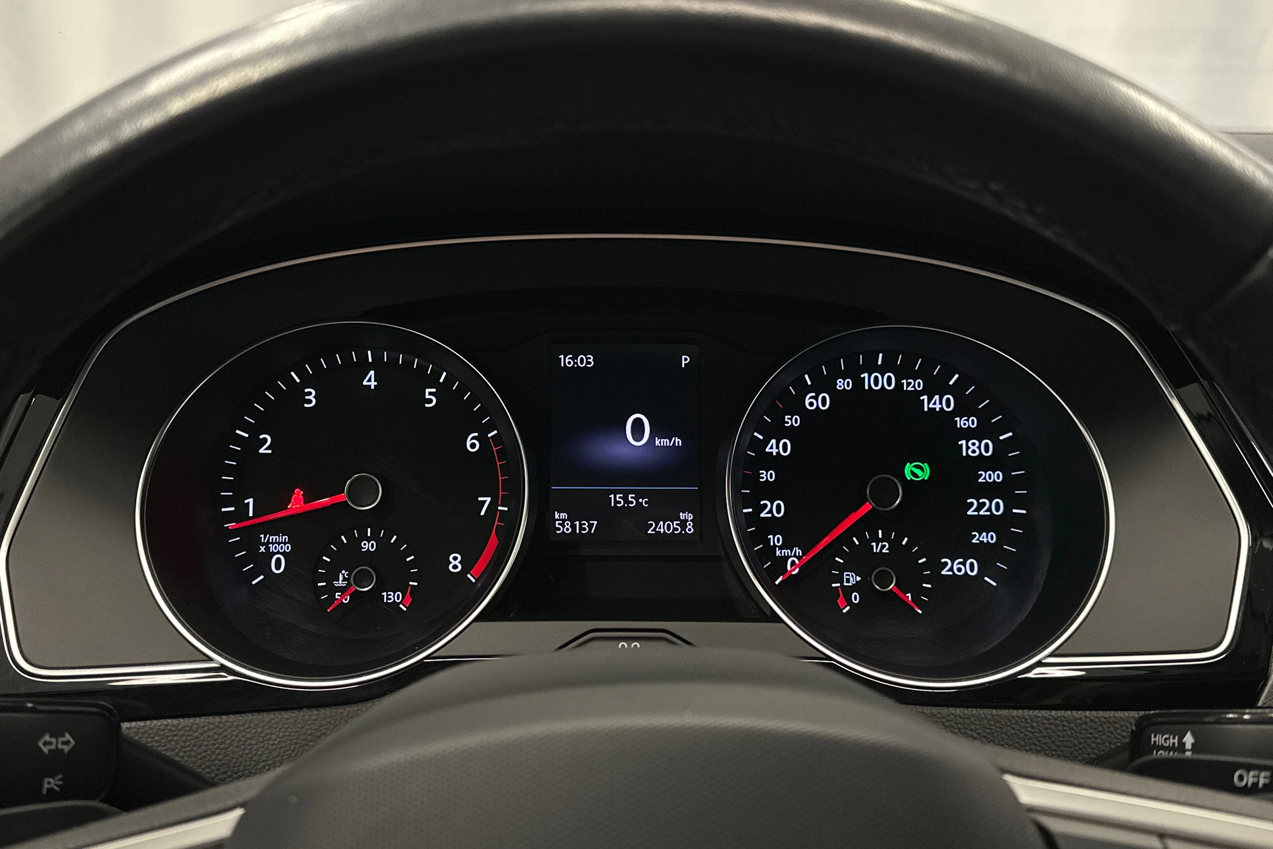 harmaa Volkswagen Passat 2024 kuva 22.