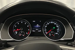 harmaa Volkswagen Passat 2024 kuva 22.