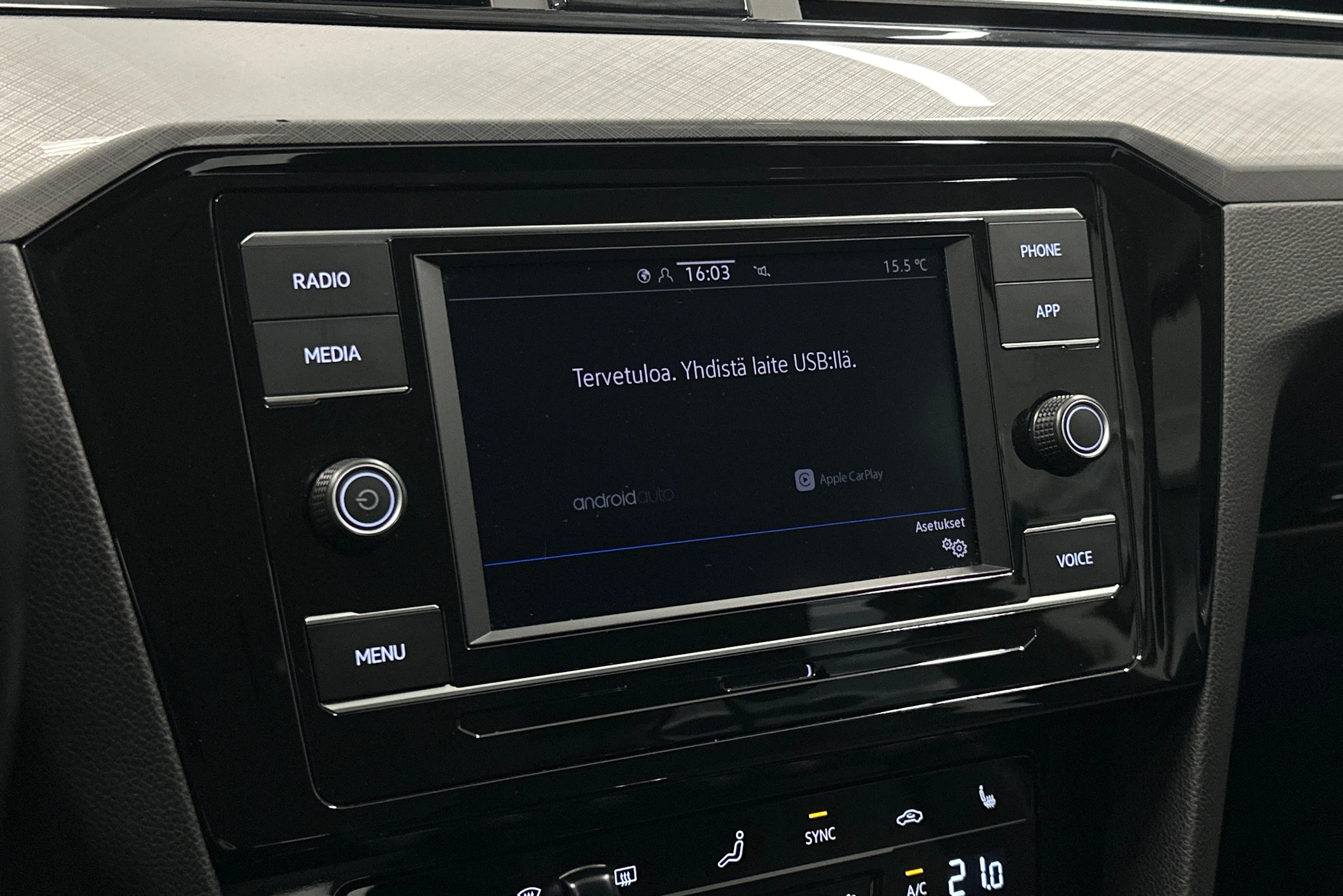harmaa Volkswagen Passat 2024 kuva 23.
