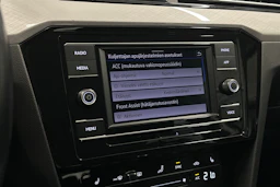 harmaa Volkswagen Passat 2024 kuva 24.