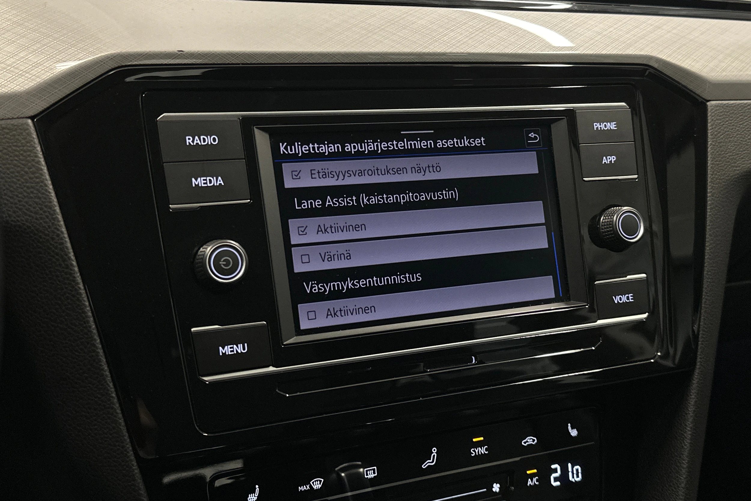 harmaa Volkswagen Passat 2024 kuva 25.