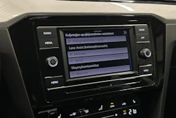 harmaa Volkswagen Passat 2024 kuva 25.