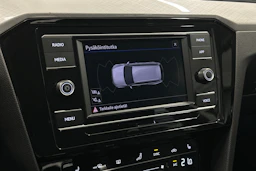 harmaa Volkswagen Passat 2024 kuva 26.