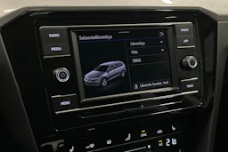 harmaa Volkswagen Passat 2024 kuva 28.