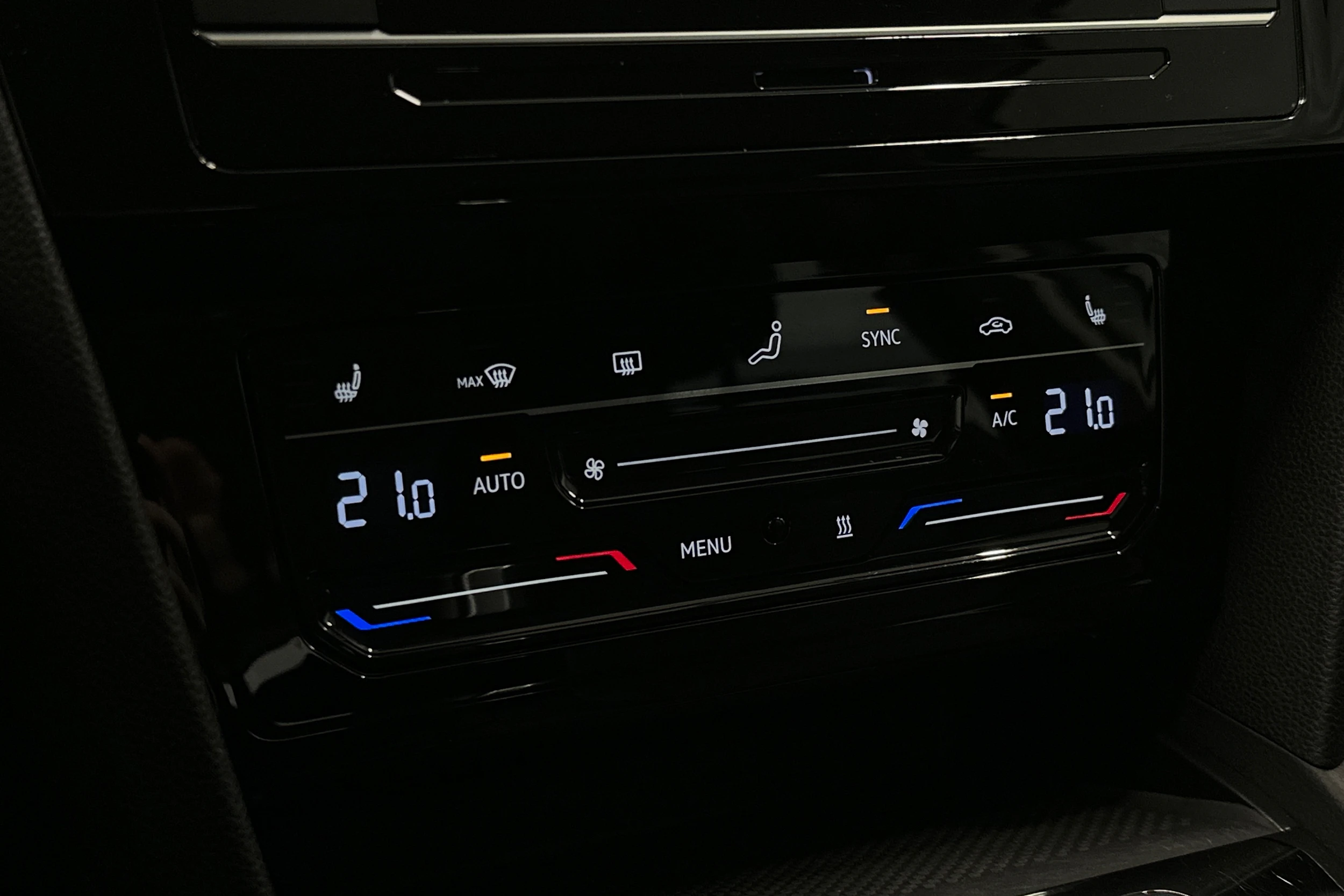 harmaa Volkswagen Passat 2024 kuva 29.